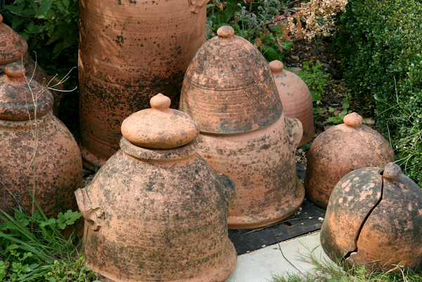 Terra-cotta jars called ollas conserve precious water in gardens – Daily  News