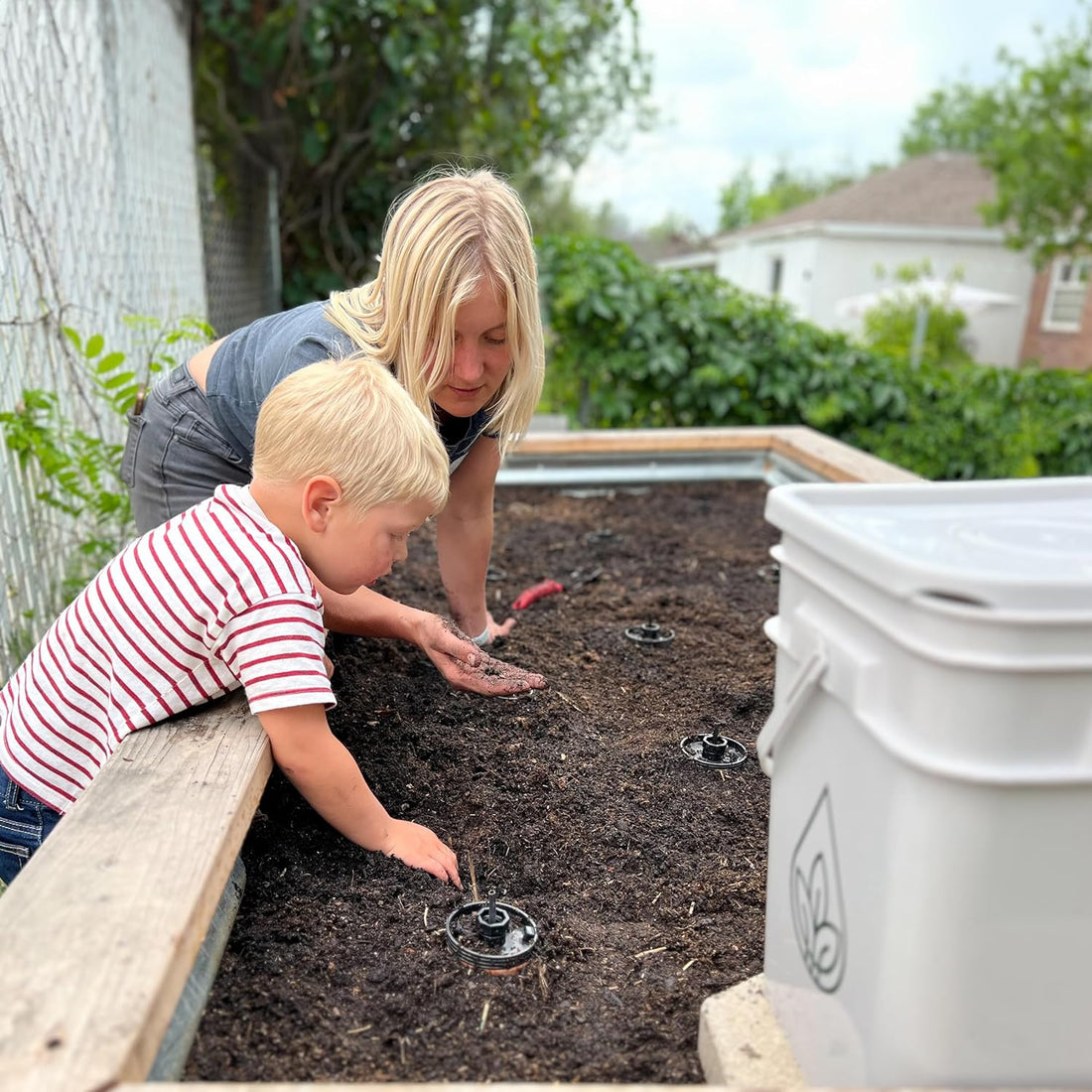 a mother is planting ollas